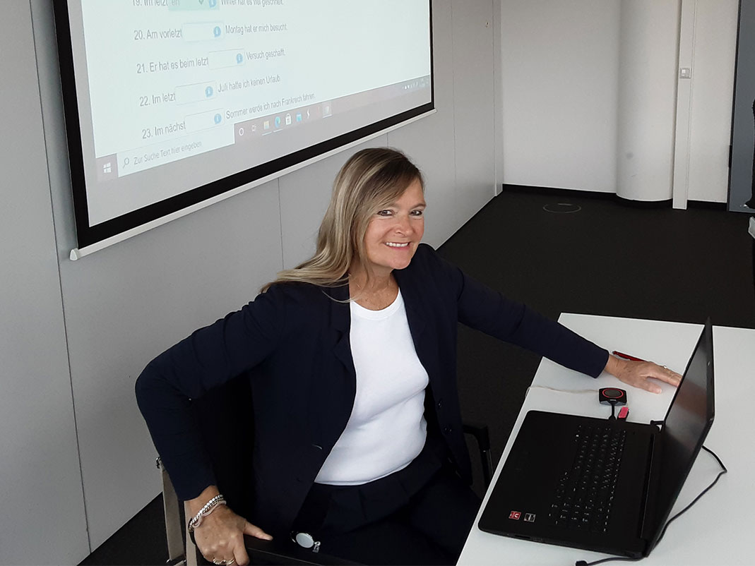 Frau sitzt vor einem Laptop